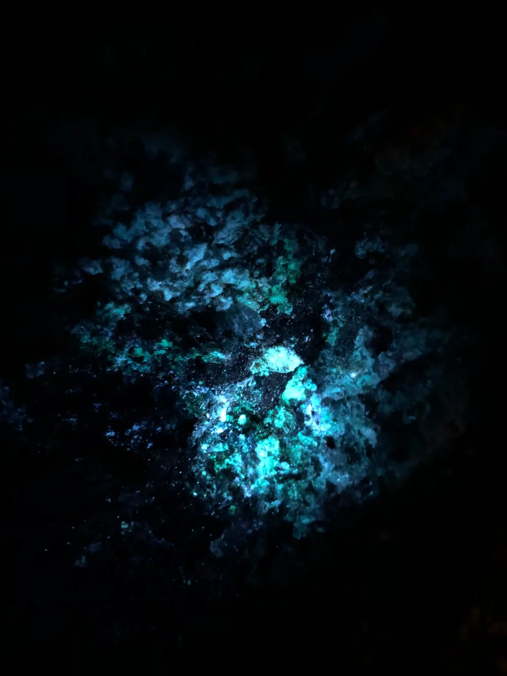 Blue-green fluorescence on pegmatitic sample under UV light