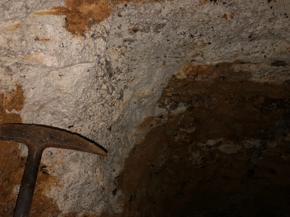 Pegmatite vein exposure with internal banding