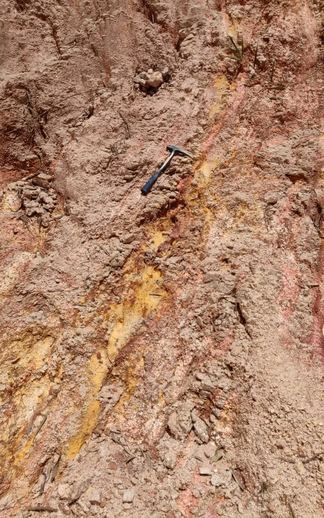 Yellow-reddish weathered saprolite horizon