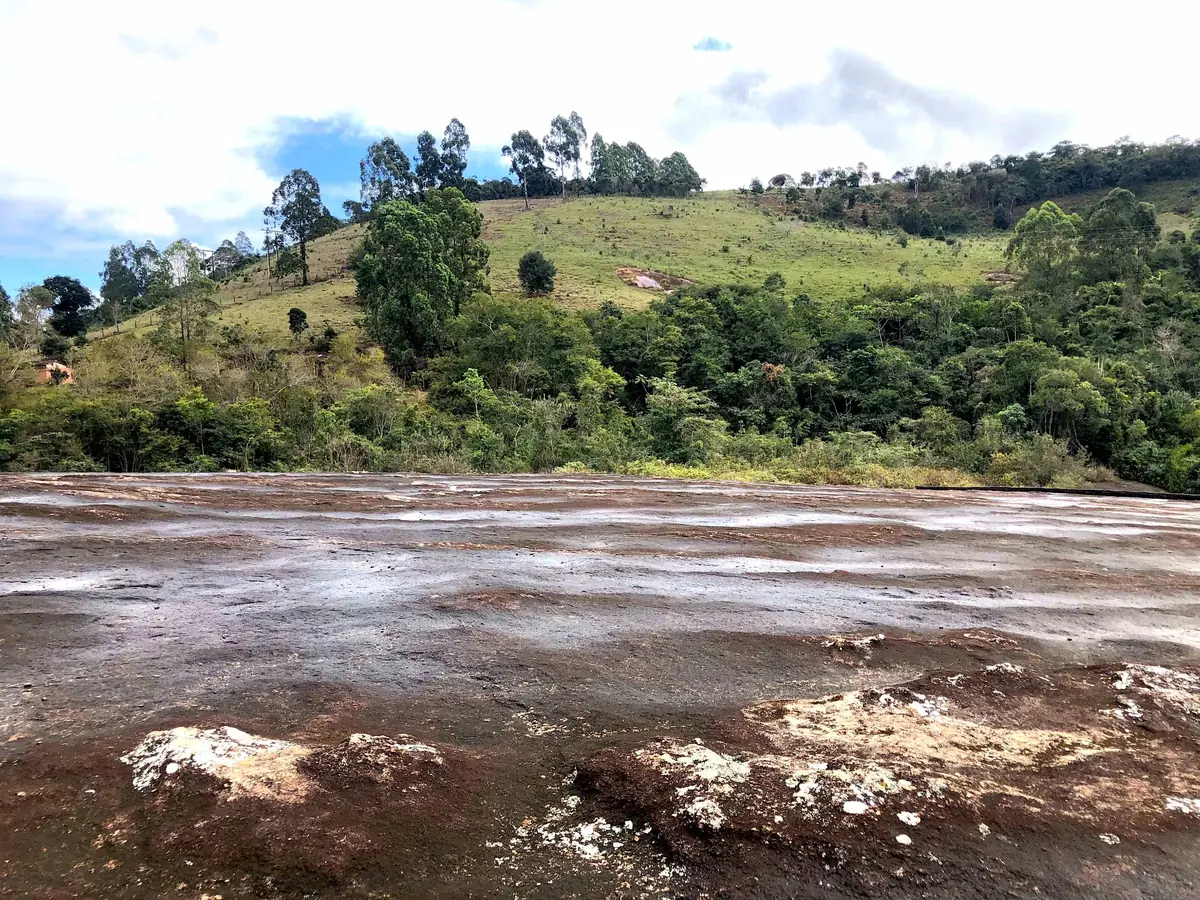 Expansive granitic exposure on a weathered bedrock high near Novo Cruzeiro.