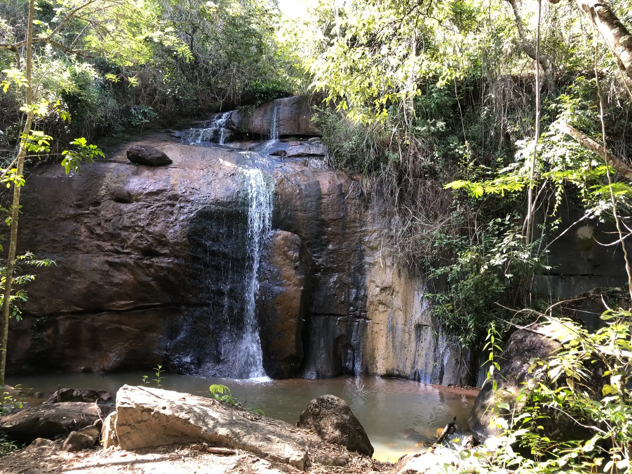 Waterfall cutting through granitic basement rock in the Novo Cruzeiro region.