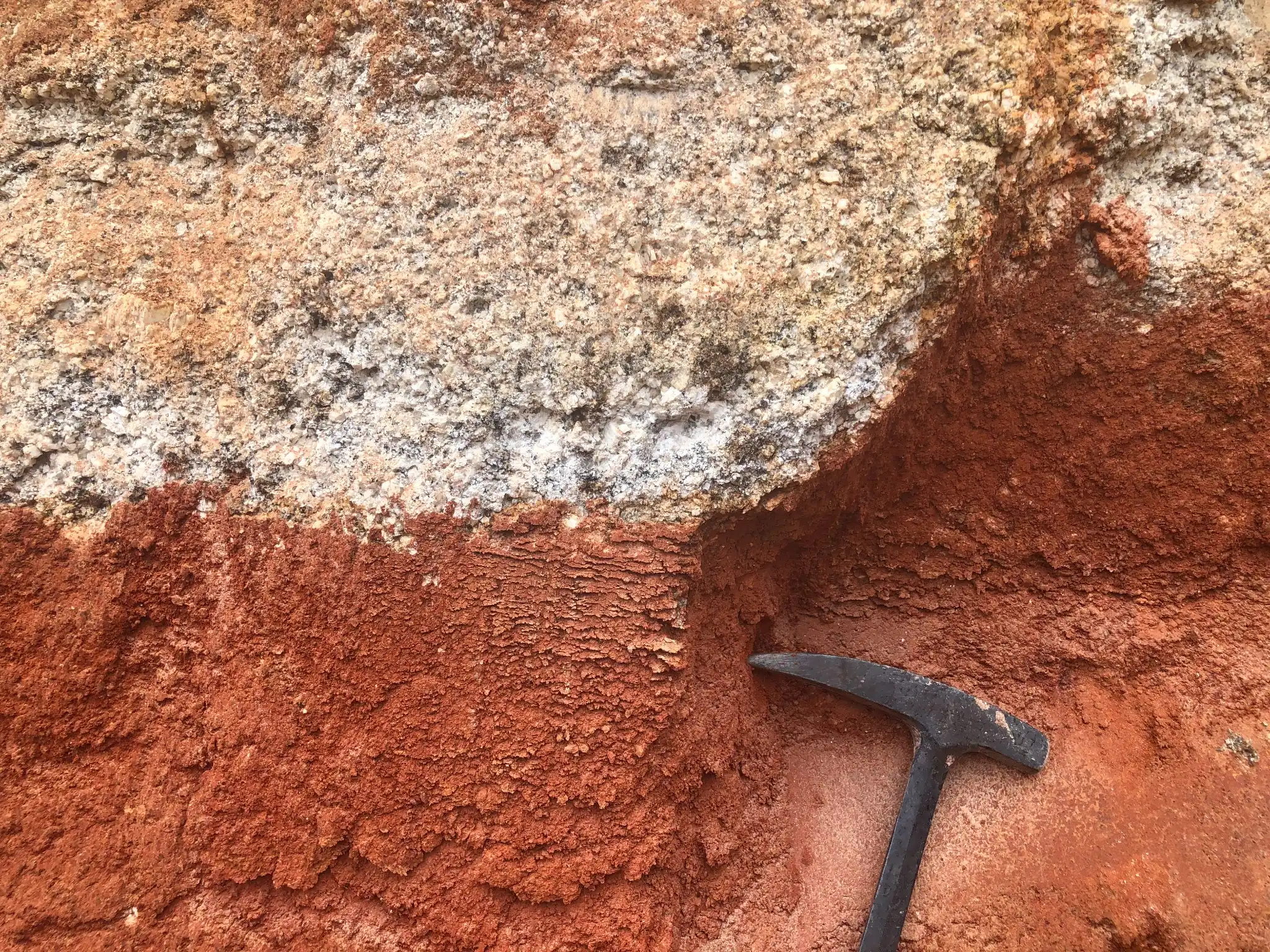 Sharp contact between pale granitic saprolite and red laterite