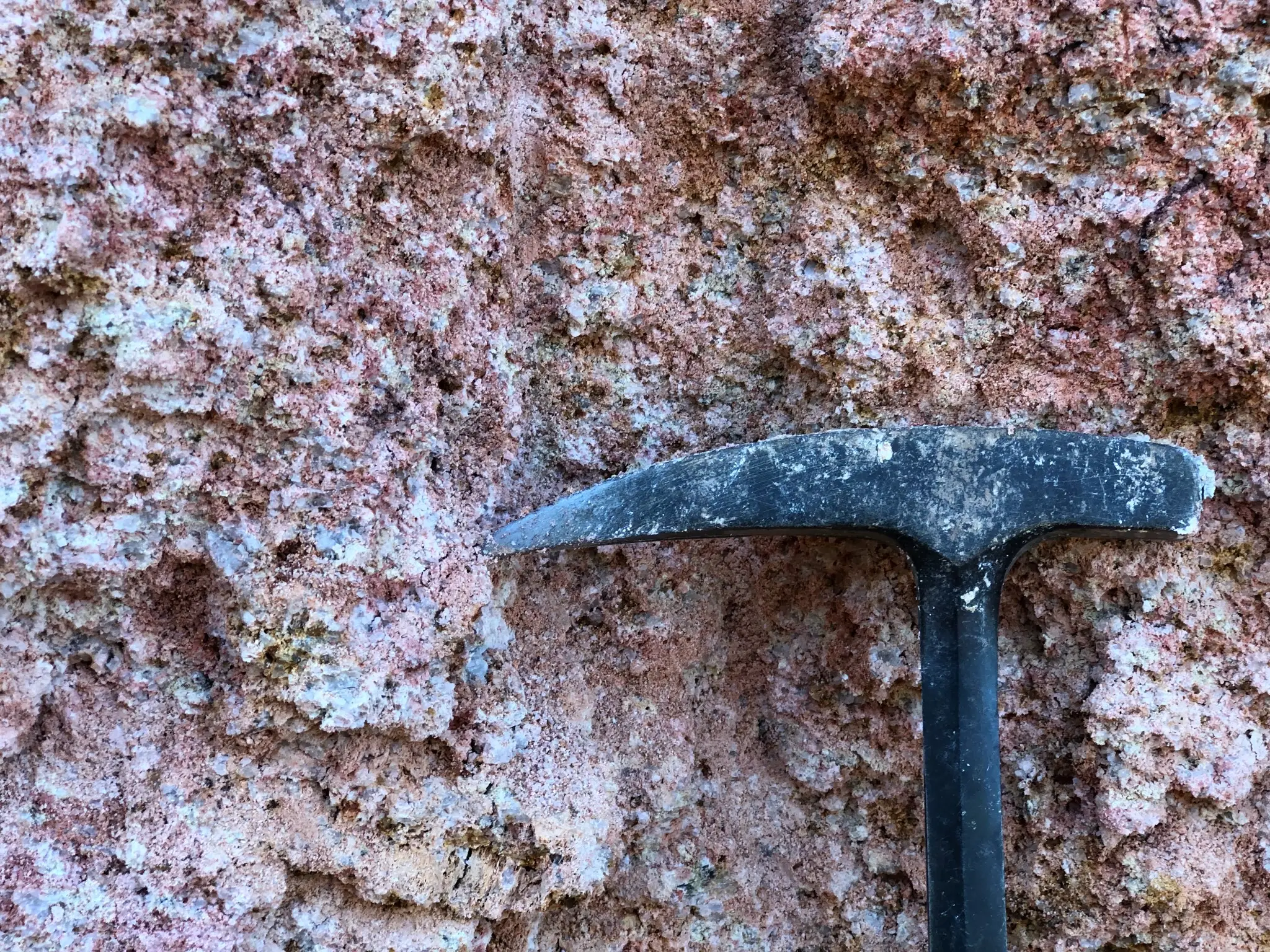 Pinkish-weathered granitic saprolite with quartz and feldspar relicts