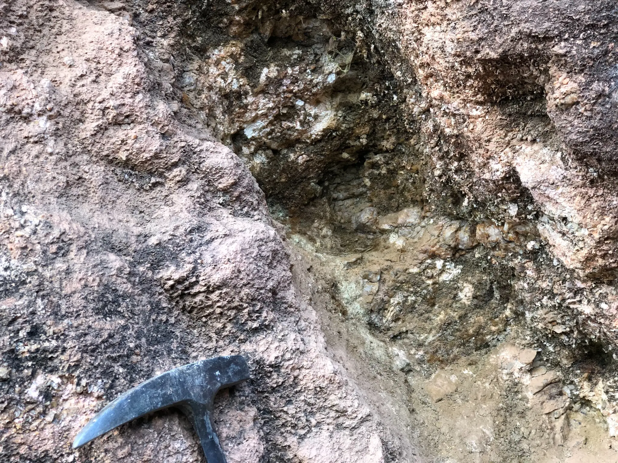Quartz vein in weathered granitic wall rock, Novo Cruzeiro area.